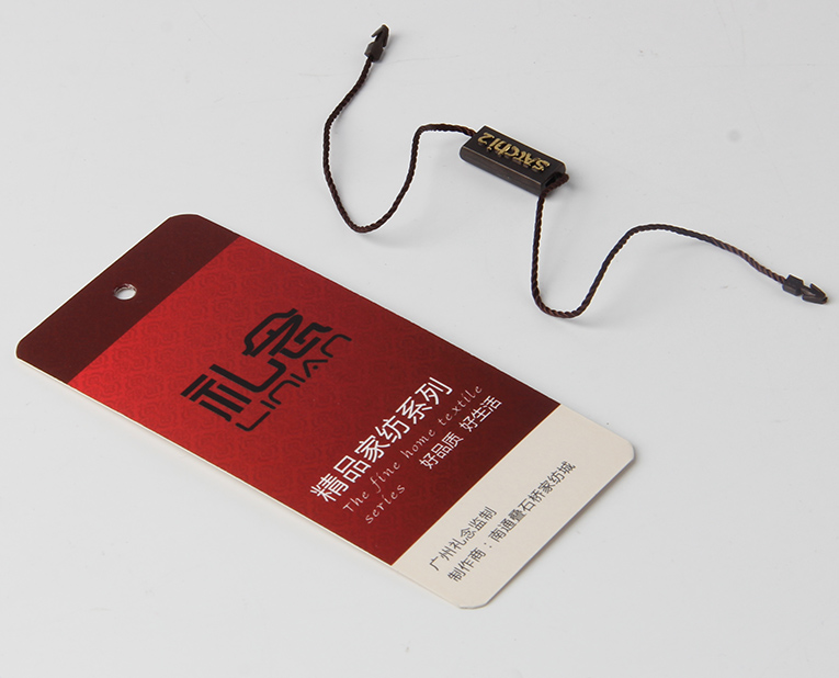 衣服吊牌在定做時出幺蛾子，制造商這樣做不懼怕劃痕
