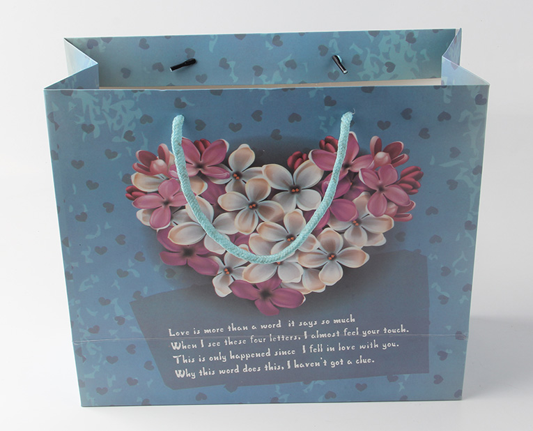 衣服的禮品袋在年底廠家?guī)煾狄WC黏度,需要很大功夫 衣服的禮品袋在年底廠家?guī)煾狄WC黏度,需要很大功夫