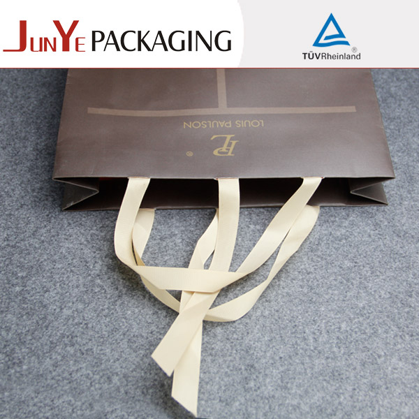 保健品想要在9月做出疊印的禮品袋那么工廠師傅這樣做就肯定是有實力的 保健品想要在9月做出疊印的禮品袋那么工廠師傅這樣做就肯定是有實力的