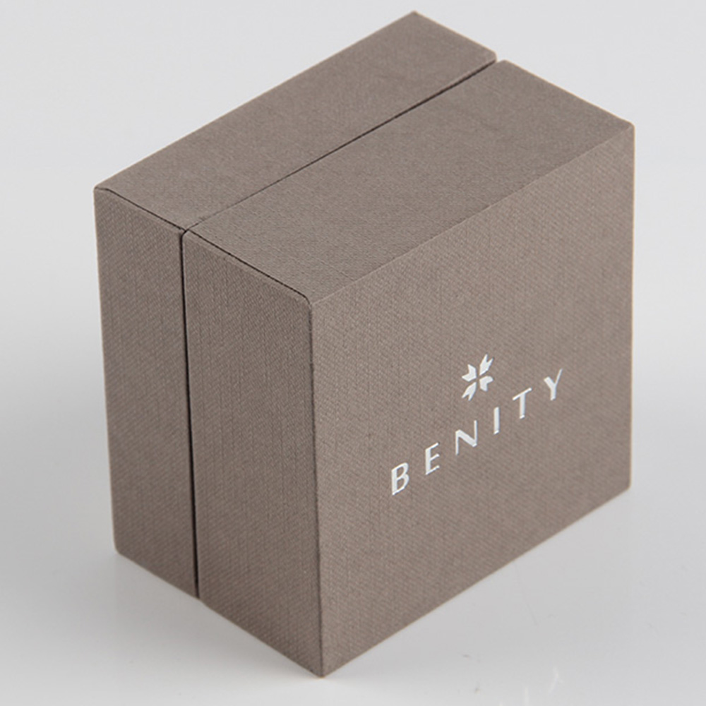 珠寶禮品盒定制選擇抽屜還是膠胚翻蓋不妨看看這些對(duì)比 珠寶禮品盒定制選擇抽屜還是膠胚翻蓋不妨看看這些對(duì)比